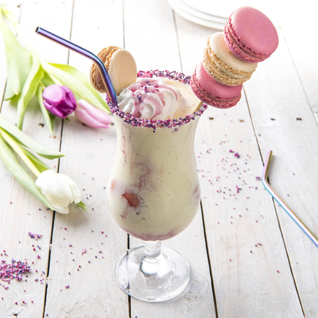 Smoothie with macarons