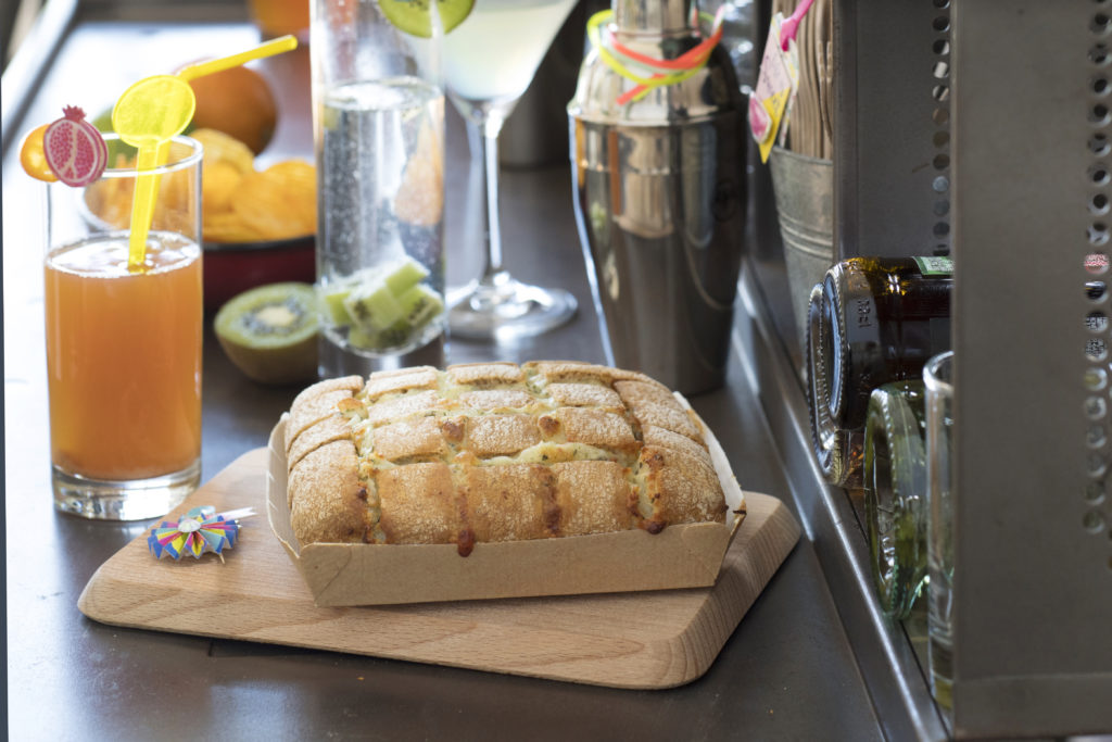 Cocktails with cheese bread